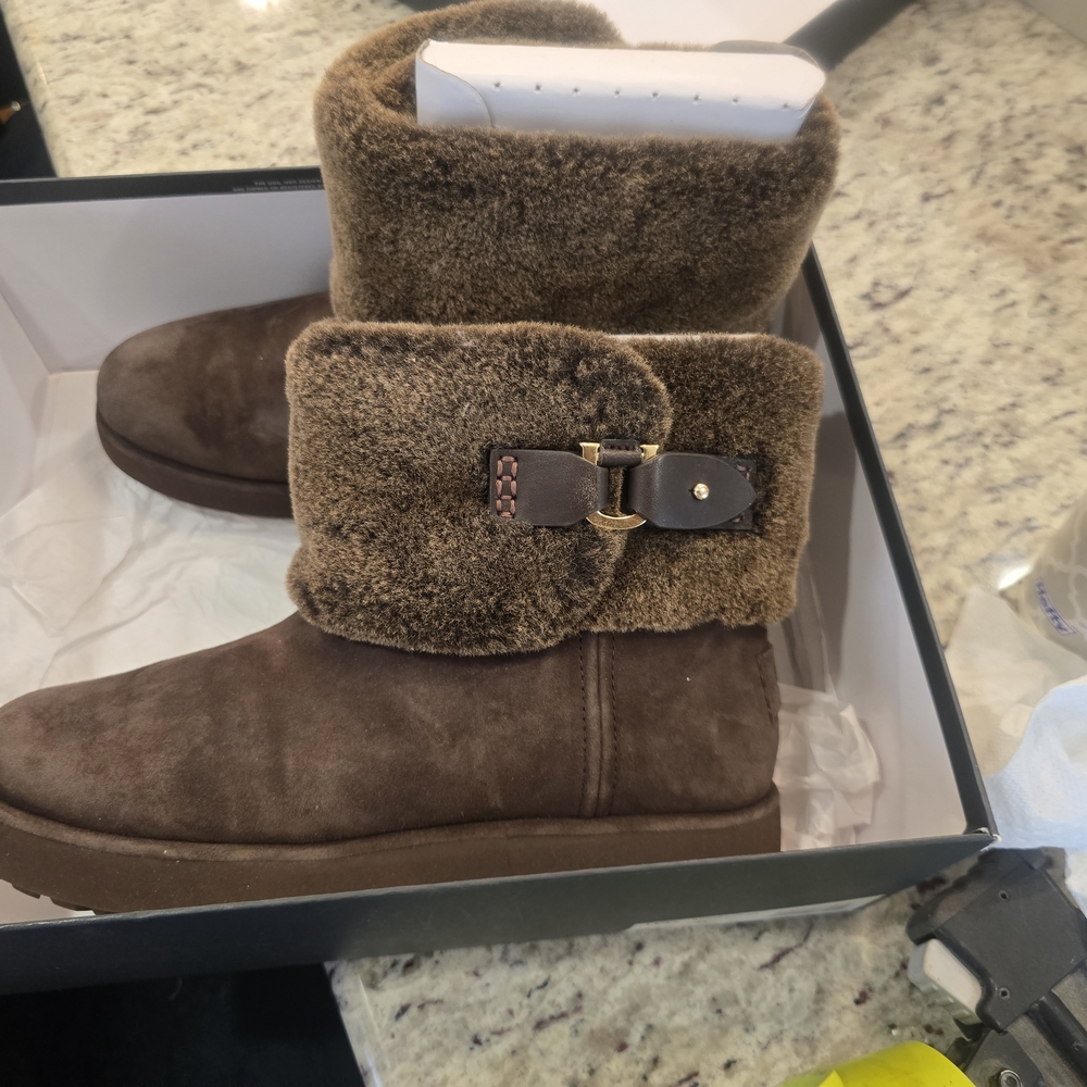 Brown Fur-Lined Boots with Buckle